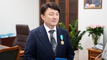 Президент атынан Қанат Айтбаевқа мемлекеттік награда табысталды