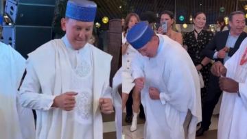 Jákishev Nigeriianyń ulttyq kiimin kiip, dástúrli biine biledi