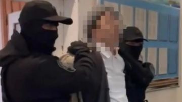 قارىز بەرٸپ, جىنىستىق قاتىناسقا مەجبٷرلەگەن: بلوگەرگە سوت ٷكٸمٸ شىقتى