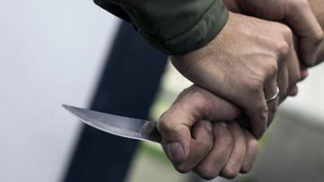 تەمٸرتاۋدا قوناققا كەلگەن ەر ادام پەتەر يەسٸن پىشاقتاپ ٶلتٸردٸ