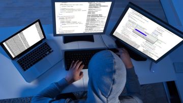 Алматыда интернет-алаяқтар зейнеткерлердің үйін сатқызып, ақшасын иемденген