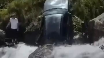 Бір отбасы мінген көлік өзенге құлап, екі бала ағып кетті (ВИДЕО)