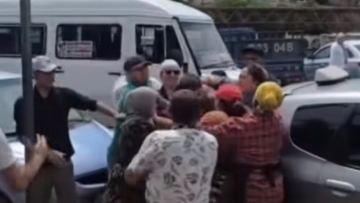 Arzan baǵada qulpynai satqan er adamdy basqa saýdagerler uryp tastady (VIDEO)