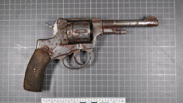 ШҚО тұрғыны өзен жағасынан XIX ғасырдың сирек револьверін тауып, полицияға тапсырды