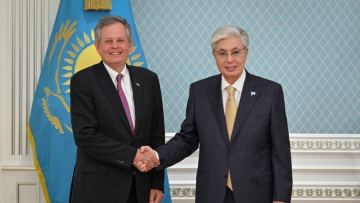 Memleket basshysy AQSh Kongresiniń senatory Stiv Deinsti qabyldady