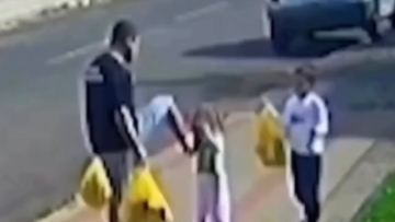 Er adam 3 jastaǵy qyzynyń betin tepken video tarady