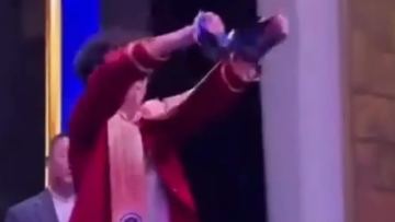 «ديپلوم ەمەس, كٶشٸرمە»: ساحنادا قۇجات جىرتقان تٷلەك داۋعا نٷكتە قويدى
