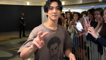«Borat» beinelengen jeide kigen koreialyq ánshi qazaq halqynan keshirim surady