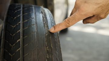 Жолға қандай ақаулармен шығуға болмайды? Жүргізушілер жиі елемейтін қауіпті кемшіліктер
