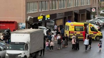 Astanada avtokólik saýda pavilonyna soǵyldy: jasóspirim qyz jaraqat aldy