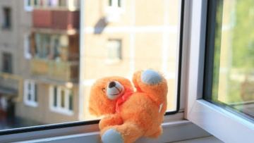 Семейде бір жасар бала терезеден құлап қайтыс болды