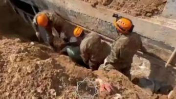 ورالدا قۇرىلىس جۇمىسى كەزٸندە ەر ادامدى توپىراق باسىپ قالدى