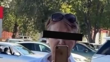 Áiel kóshede qysqa kiim kigen qyzdy synady (VIDEO)