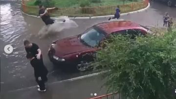 Астанада аулада ішімдік ішіп, балаларға су шашқан ер адамдар жазаланды