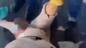 جەتٸسۋدا ساتۋشى ەيەلدەر تٶبەلەسٸپ, بٸر-بٸرٸنٸڭ باسىنان تەپتٸ (ۆيدەو)