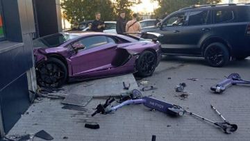 Құны шамамен 170 млн теңге болатын Lamborghini ғимаратқа соғылды: екі адам зардап шекті