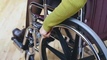 Qostanailyq turǵyn múmkindigi shekteýli qyzy úshin úiinen kóshege shyǵatyn jeke lift jasady