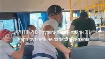Алматы автобусында жолаушылар төбелесіп, жанжалға пышақ ұстаған адам араласқан