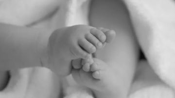 «Kólikte qalyp ketken»: Balabaqshaǵa ketken 2 jastaǵy qyz kóz jumdy