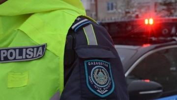 Almatyda politsiia kóliginiń janynda «aq untaq» kórsetken er adam ustaldy