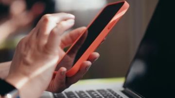 «iPhone utyp aldyńyz»: alaiaq burynǵy kompaniianyń klientterin aldaǵan