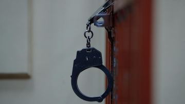 «Әкесі зорлады»: Екі жасар қызға қатысты іске байланысты анасы дабыл қақты