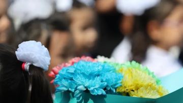 1 قىركٷيەكتە مۇعالٸمگە گٷل دە, سىيلىق تا بەرٸلمەيدٸ