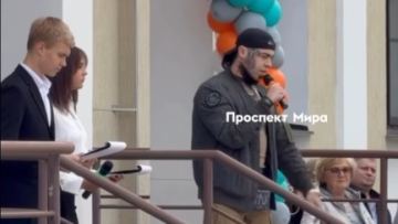 «Eger búkil álem orys tilinde sóilegenin qalasań, Kalashnikov avtomatynyń qurylymyn zertte»: Ýkrainadaǵy soǵysqa qatysqan reseiliktiń balalarǵa aitqan sózi jelide narazylyq týǵyzdy