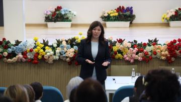 «Абай ұлттық мектебіндегі дау»: Жұлдыз Сүлейменова ұжыммен және оқушылармен кездесті