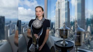 Elena Rybakinaǵa álemniń birinshi raketkasy atanǵany úshin arnaiy kýbok tabystaldy