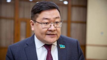 «Далада да сұхбат беріп жатырмыз» – Айдос Сарым журналистердің Құрылтай кулуарында сұрақ қоя алмайтыны туралы жауап берді