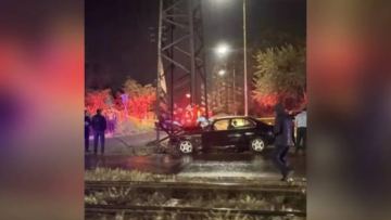 Jezqazǵanda tórt jasóspirim mingen BMW baǵanaǵa soǵyldy