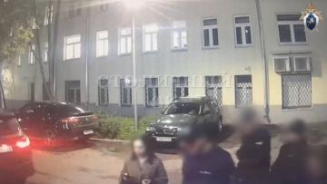 Әйел күйеуінің досын ұрлап әкетіп, онымен араласуын тоқтатуға мәжбүрлеген