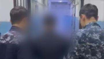 اقتٶبەدە ەيەلدٸ پىشاقتاپ ٶلتٸرٸپ, سٷيرەپ ەكەتكەن