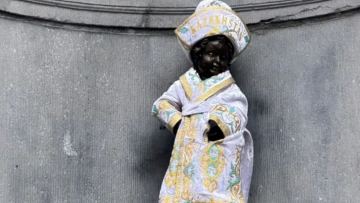 Briýsseldegi áigili «Siip turǵan bala» músini qazaqy shapan kidi