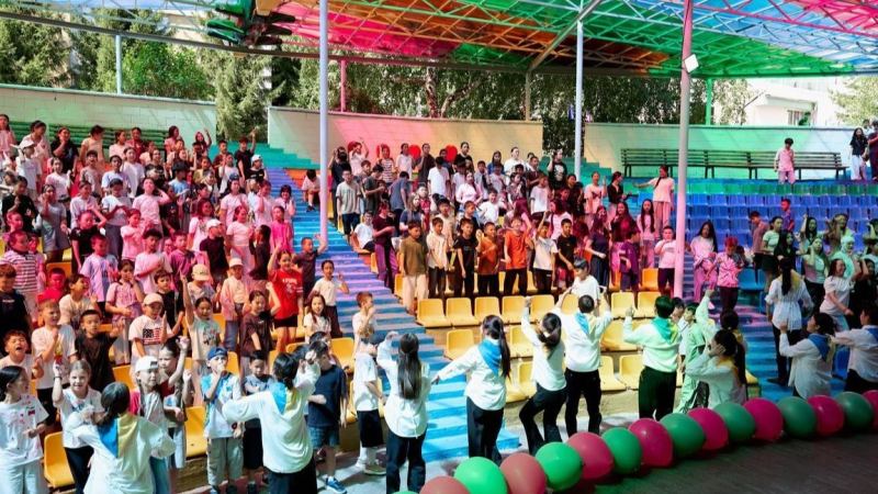 ەستە قالاتىن جاز: «قازاقمىس» جۇمىسكەرلەرٸنٸڭ بالالارىنا ارنالعان بۋرابايداعى جازعى دەمالىس اۋىسىمدارى اياقتالدى