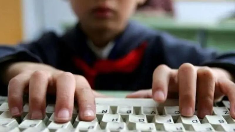 Almatyda balalardy internettegi qaýipten qorǵaý kúsheitildi: býllingke qatysty 457 ótinish túsip, 112 myńnan astam profilaktikalyq sabaq ótkizildi