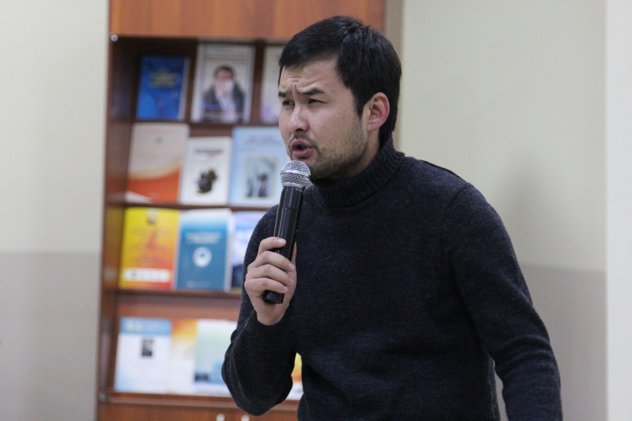 Almatyda jas aqyndardyń kóshpeli poetikalyq dýeli ótti (foto)