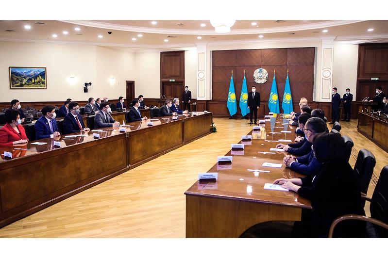 Мамин Тәуелсіздік күніне орай мемлекеттік наградаларды тапсырды