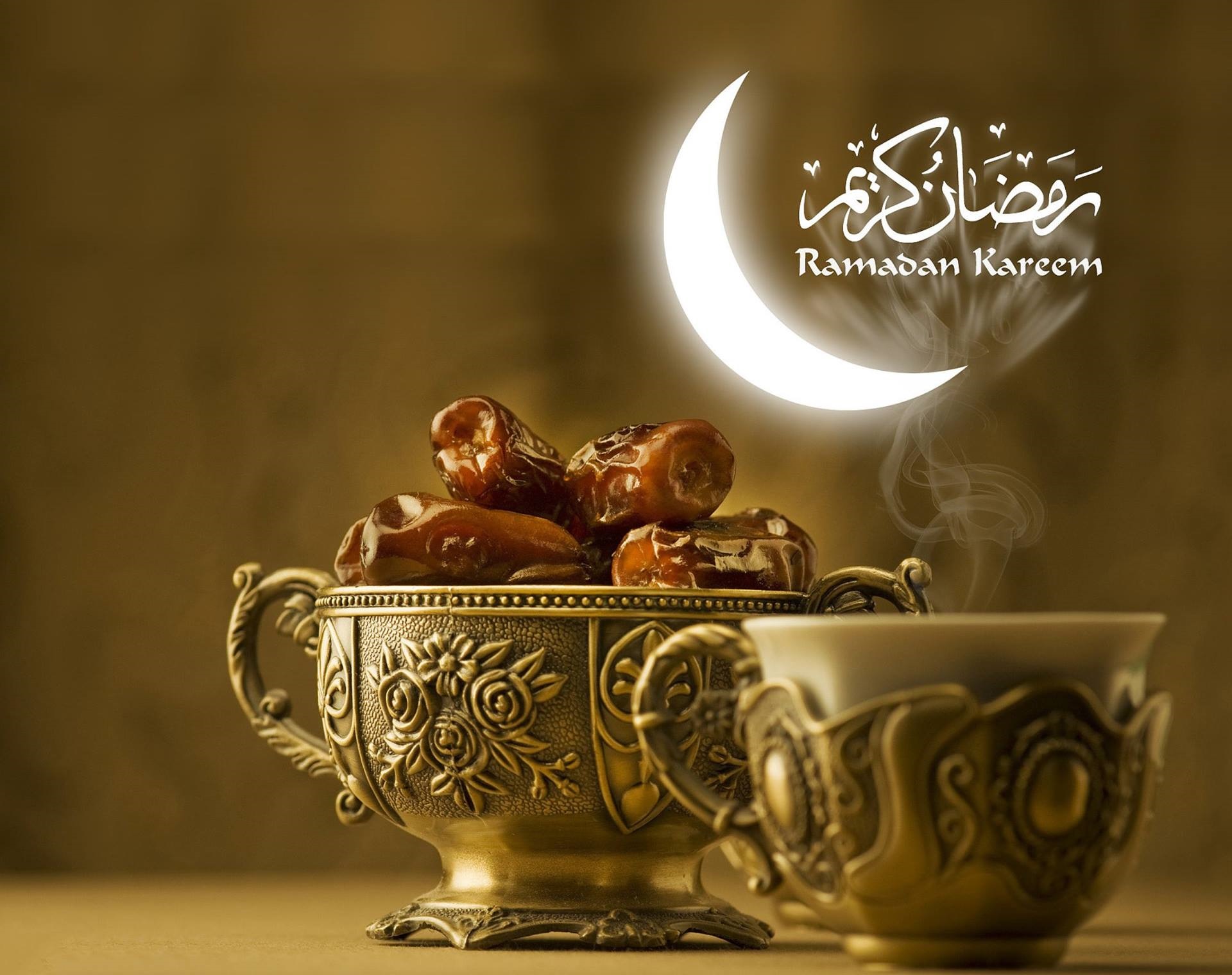 Доброе утро мусульманские пожелания. Рамазан мубарак с финиками. Месяц Рамадан. С праздником Рамадан. Рамадан картинки.