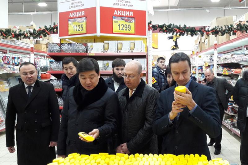 بايبەك جاڭا جىلدىڭ الدىندا ازىق-تٷلٸك باعاسىن تەكسەردٸ
