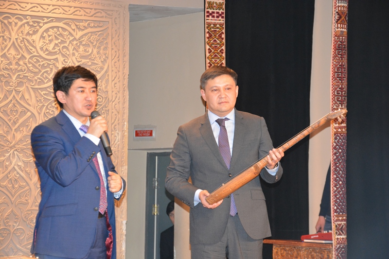 Алматы халық музыкалық аспаптар музейіне Шәкәрімнің домбырасы тапсырылды