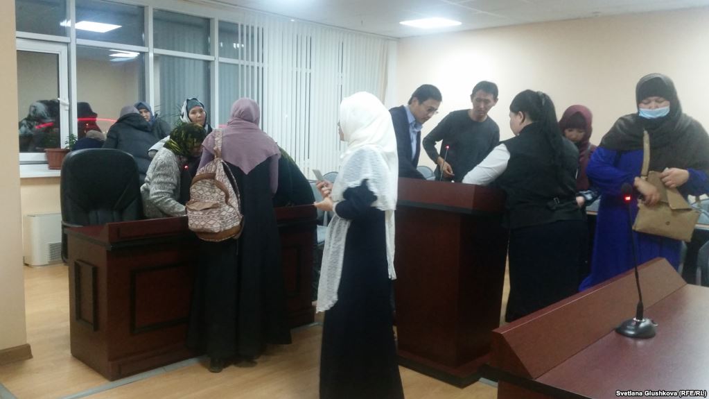 اقتٶبەدە وقۋشى قىزدارىنىڭ ورامالىن شەشۋدەن باس تارتقاندار الماتى مەن شىمكەنتكە كٶشكەن (ۆيدەو)