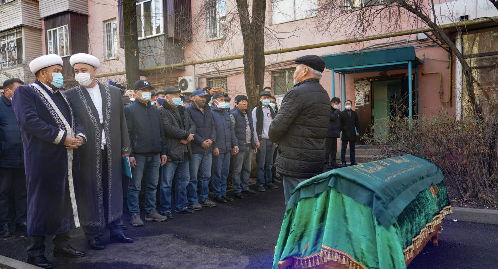 Almatyda júzdegen adam Qabdesh Jumadilovti aqtyq saparǵa shyǵaryp saldy
