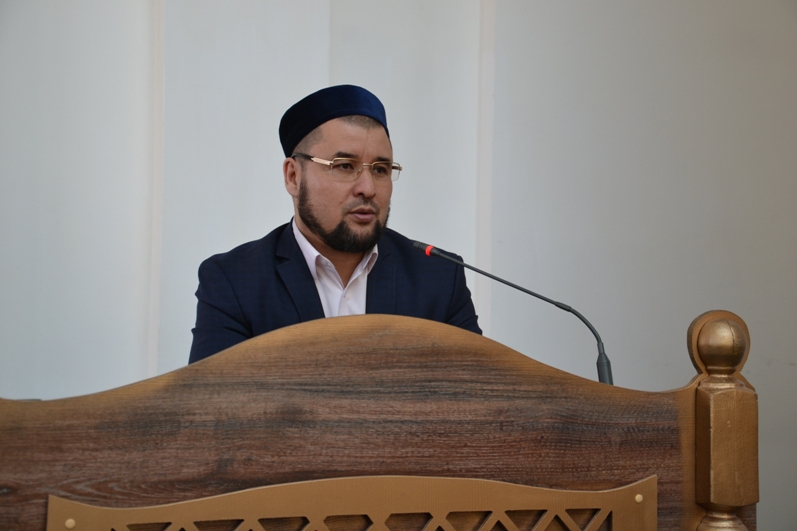 "ەيەلدٸ قامشىمەن ۇرۋ" تۋرالى ۋاعىز ايتقان ريزابەك حالىقتان كەشٸرٸم سۇرادى (ۆيدەو)