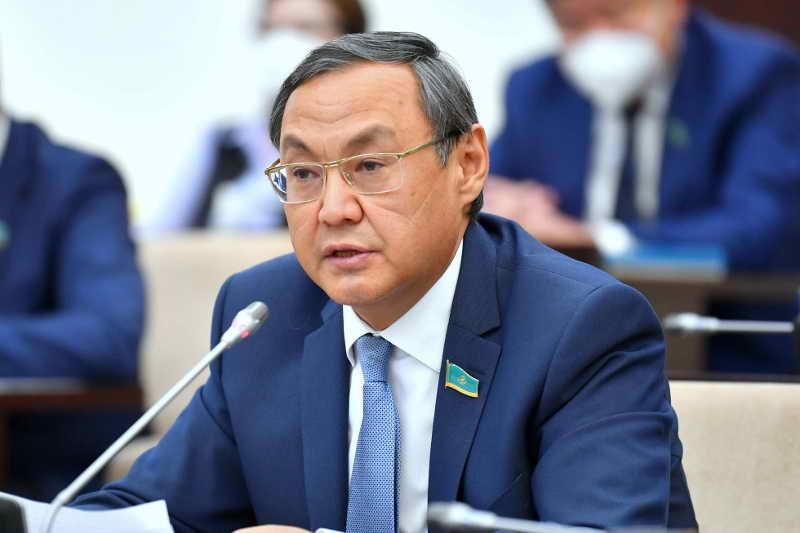 اقىلبەك كٷرٸشباەۆ اگرارلىق عىلىمدى تەجەپ تۇرعان پروبلەمالاردى اتادى