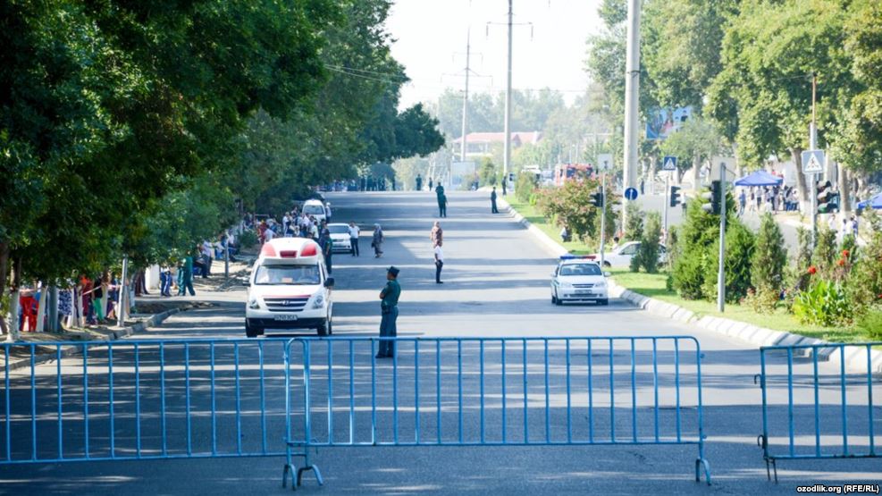 Ózbekstan: Shahi Zinda kesenesiniń mańynda kirpish tasyǵan avtokólikter kóp