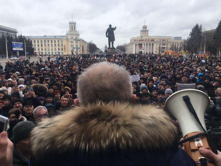 Кемерово халқы губернатор Аман Төлеевтің отставкаға кетуін талап етуде (Видео)