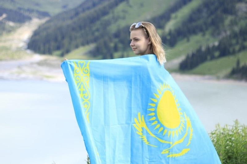 Абай өлеңін оқу эстафетасына қатысқан орыс қызы көпшілік көзайымына айналды 