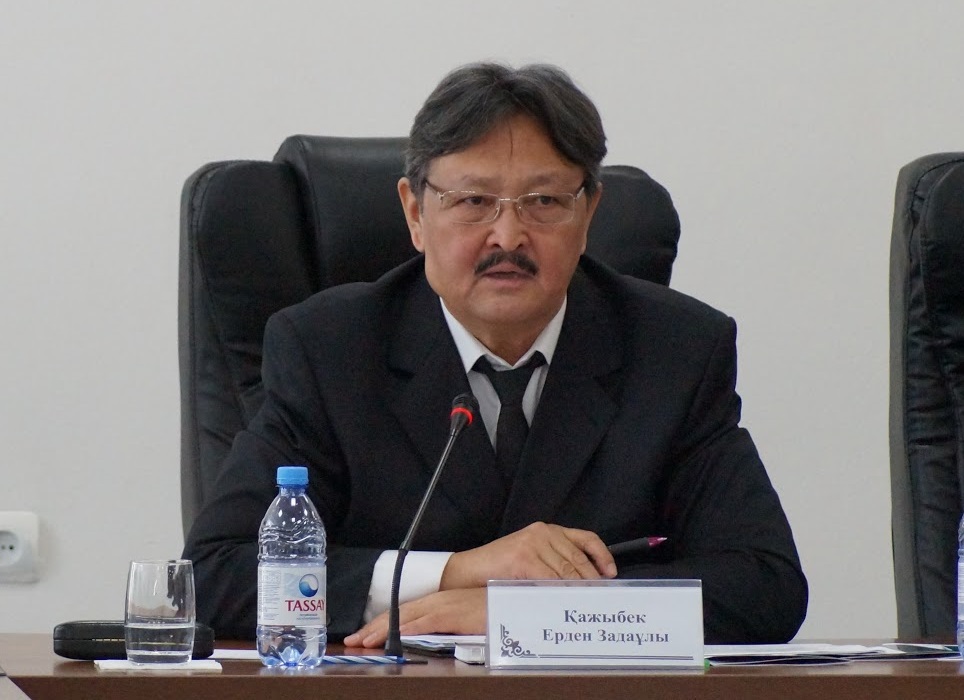 Ерден Қажыбек жаңа әліпбиді сынағандарға жауап берді